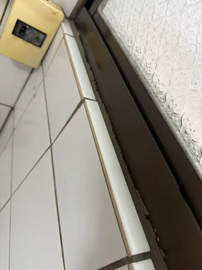 浴室窗台清潔後乾淨潔白